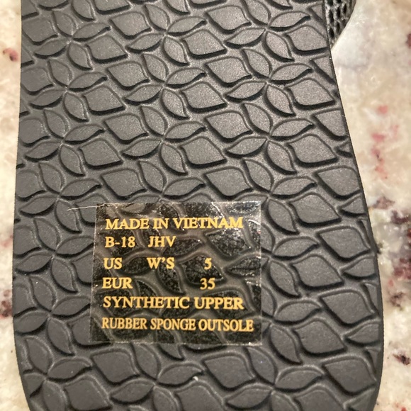 NWT WOMENS REEF STARGAZER FLIP FLOPS-Purchased at Macys…never worn. - Picture 3 of 4